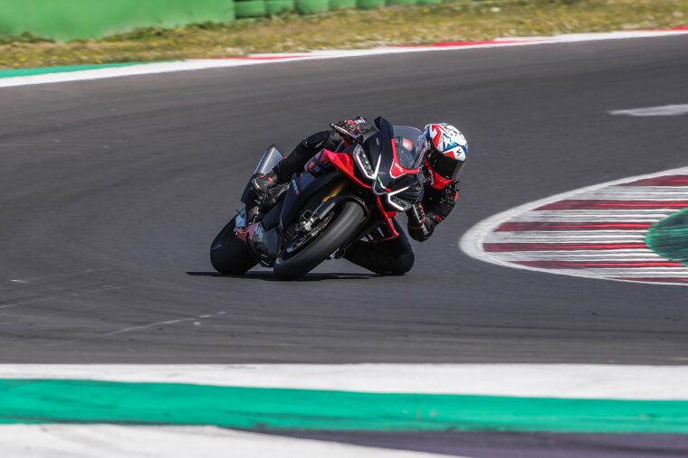Aprilia-RSV4-Factory-2021-prueba-31