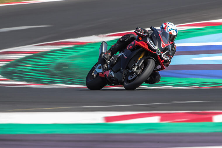Aprilia-RSV4-Factory-2021-prueba-33