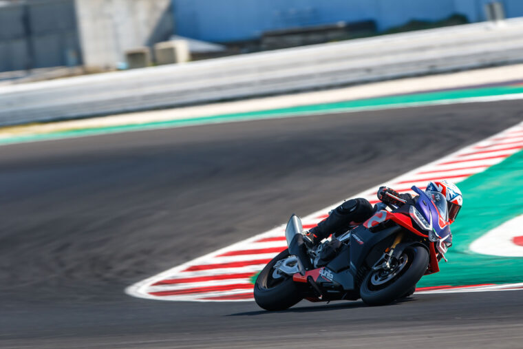 Aprilia-RSV4-Factory-2021-prueba-38