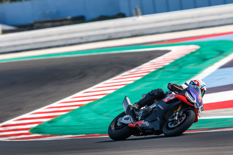 Aprilia-RSV4-Factory-2021-prueba-39