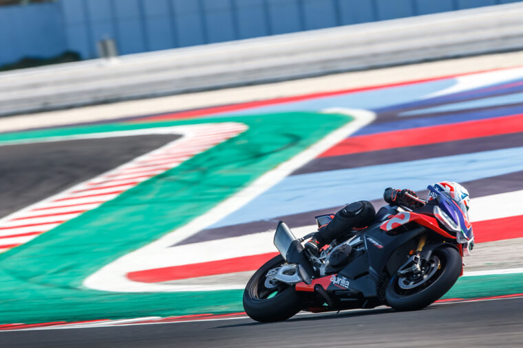 Aprilia-RSV4-Factory-2021-prueba-40