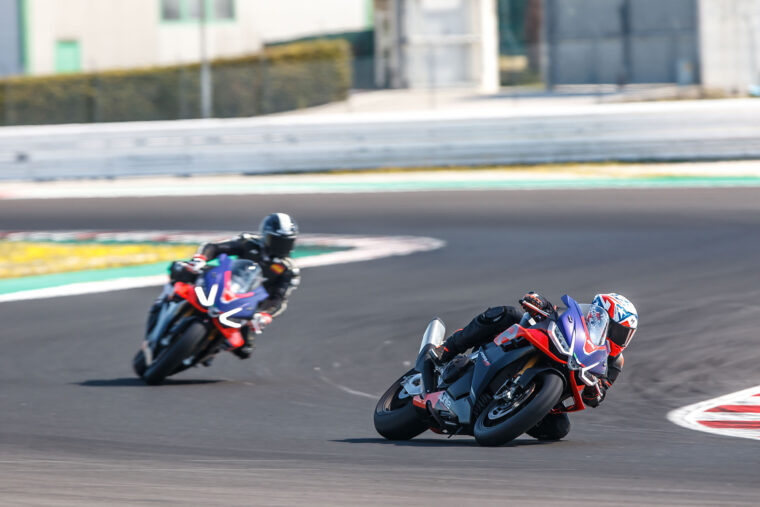 Aprilia-RSV4-Factory-2021-prueba-41