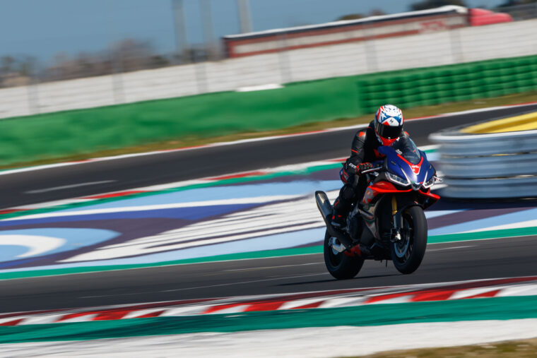 Aprilia-RSV4-Factory-2021-prueba-50