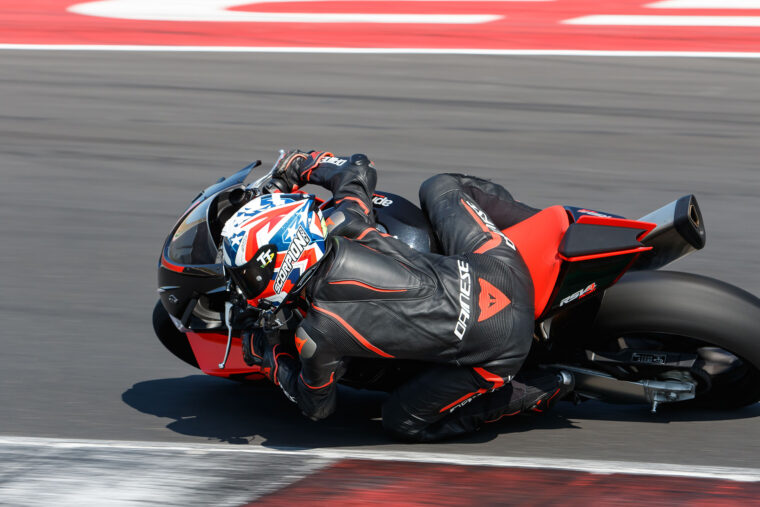 Aprilia-RSV4-Factory-2021-prueba-56