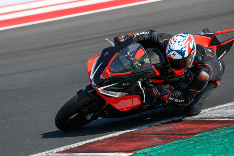 Aprilia-RSV4-Factory-2021-prueba-58