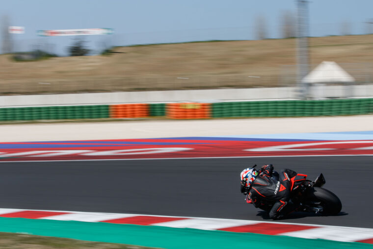 Aprilia-RSV4-Factory-2021-prueba-60