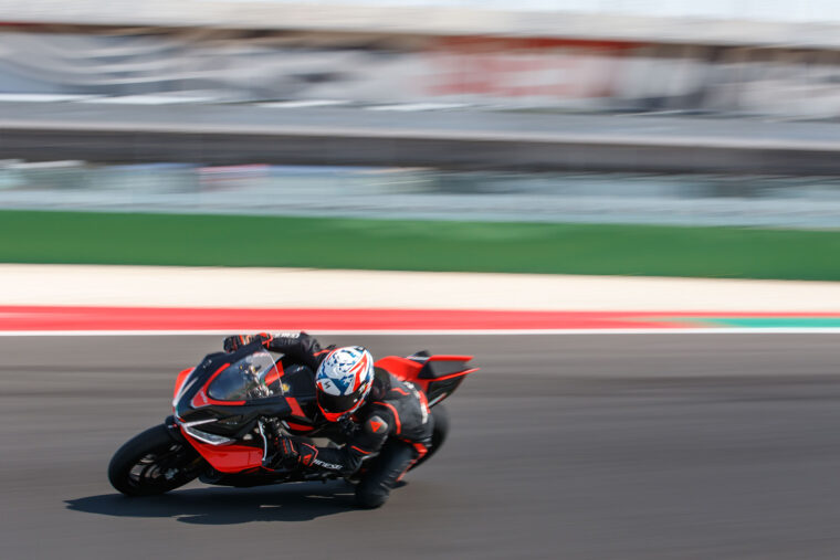 Aprilia-RSV4-Factory-2021-prueba-63