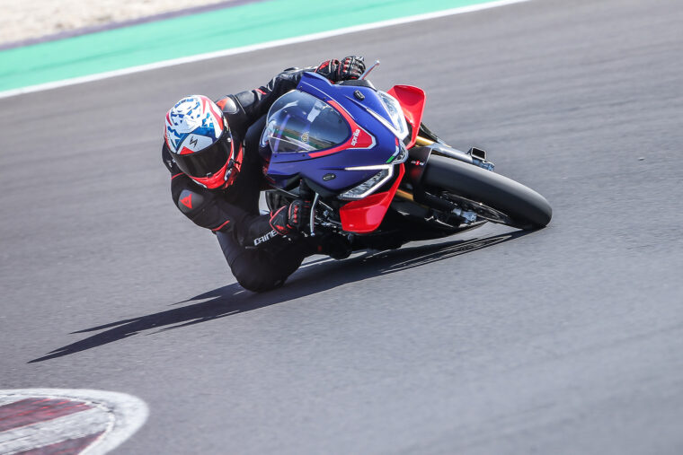 Aprilia-RSV4-Factory-2021-prueba-64