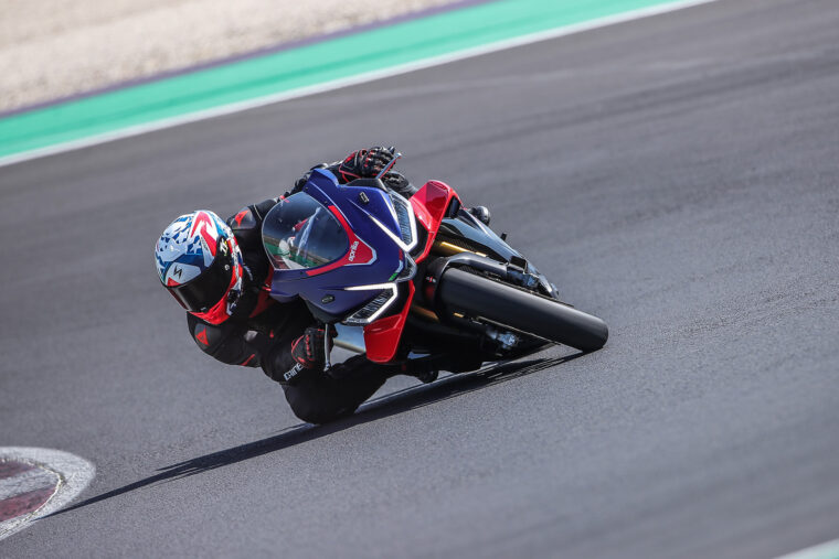 Aprilia-RSV4-Factory-2021-prueba-65