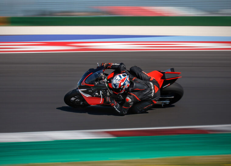 Aprilia-RSV4-Factory-2021-prueba