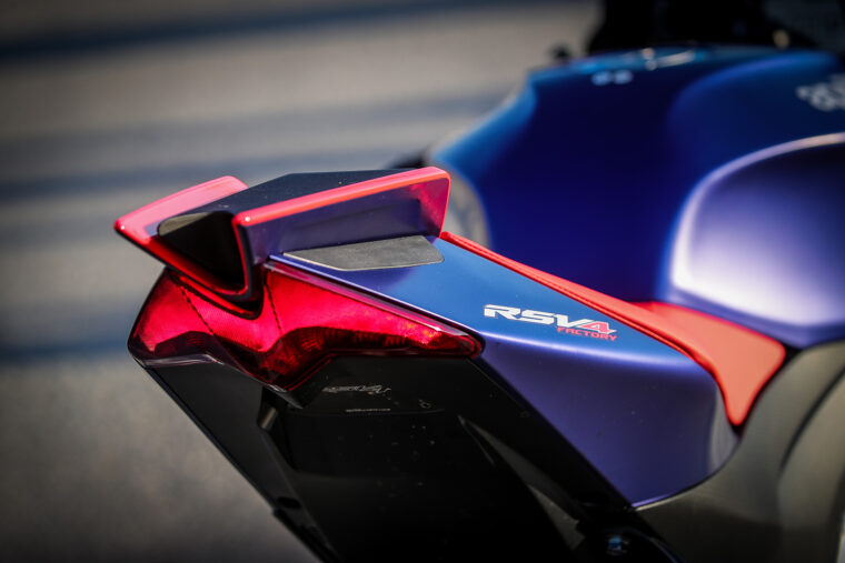 Aprilia-RSV4-Factory-2021-prueba-asiento-trasero