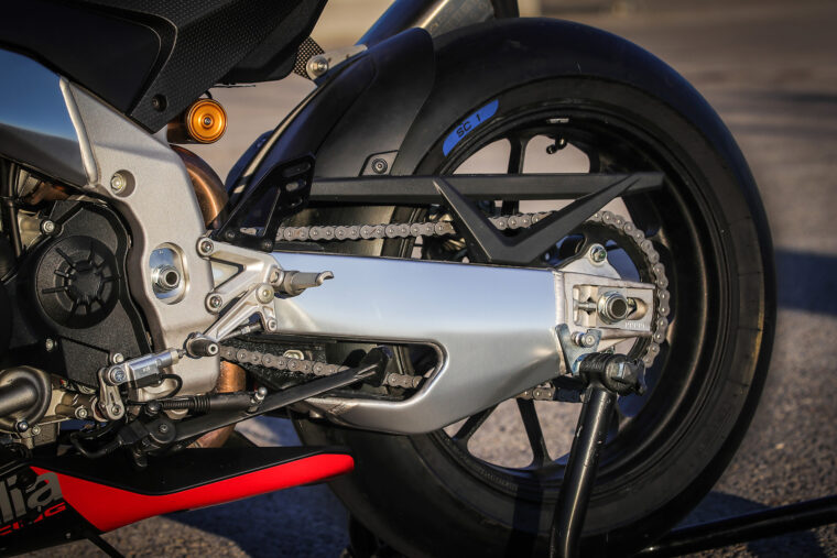 Aprilia-RSV4-Factory-2021-prueba-basculante-cadena
