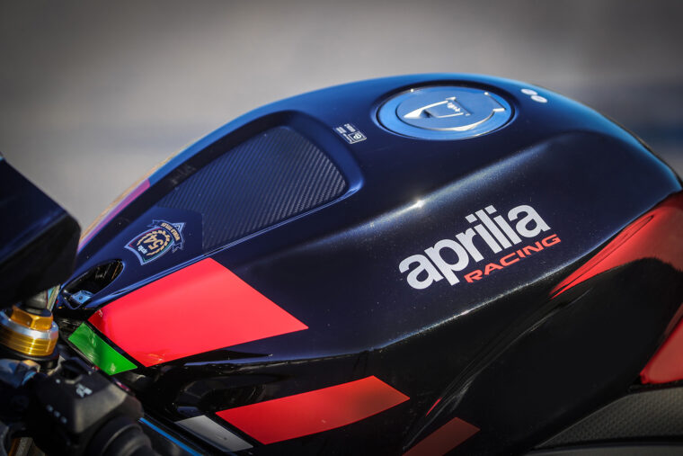 Aprilia-RSV4-Factory-2021-prueba-deposito