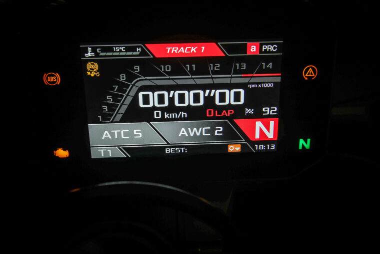 Aprilia-RSV4-Factory-2021-prueba-display-Track