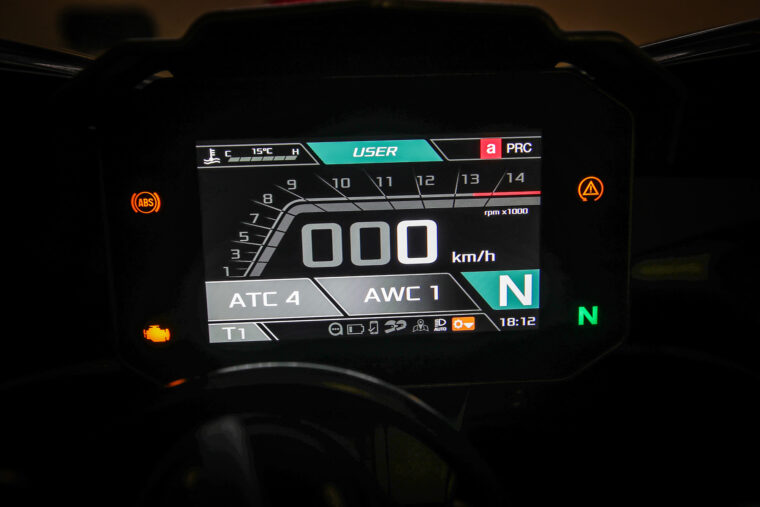 Aprilia-RSV4-Factory-2021-prueba-display-modo-user