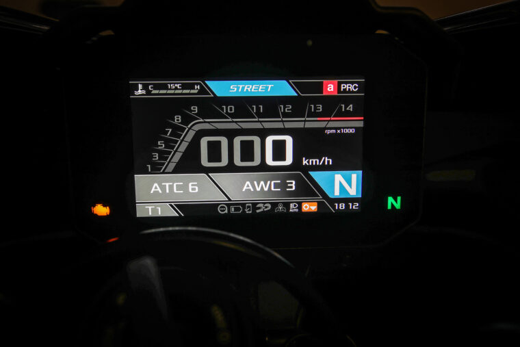 Aprilia-RSV4-Factory-2021-prueba-modo-street