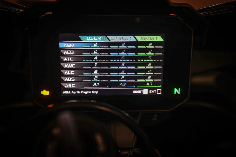 Aprilia-RSV4-Factory-2021-prueba-modos-conduccion-calle