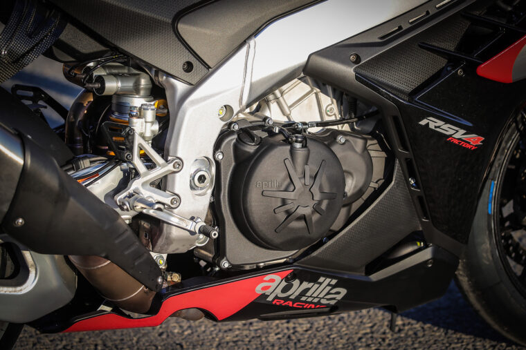 Aprilia-RSV4-Factory-2021-prueba-motor