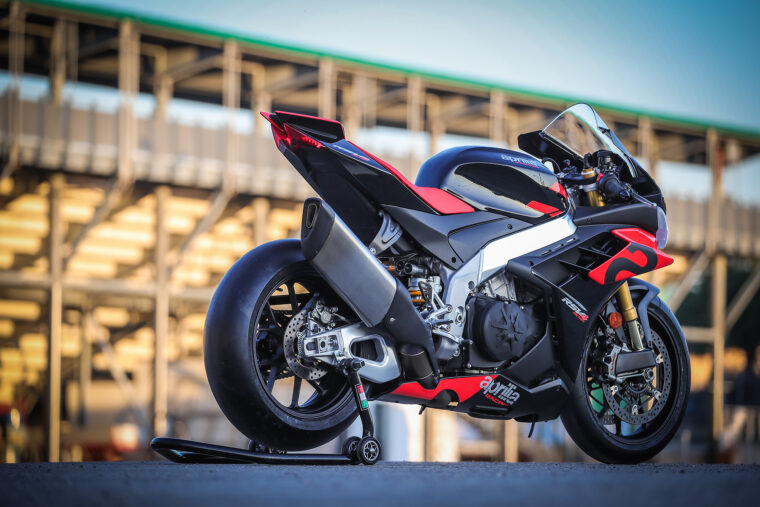 Aprilia-RSV4-Factory-2021-prueba-negra