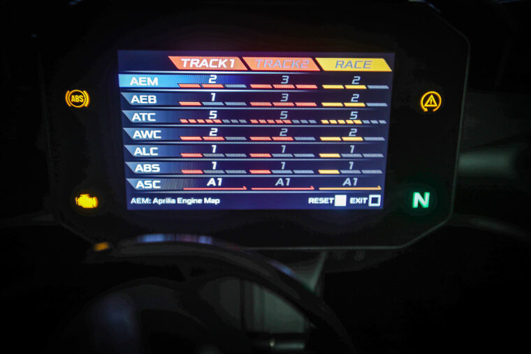 Aprilia-RSV4-Factory-2021-prueba-pantalla-modos-conduccion
