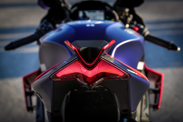 Aprilia-RSV4-Factory-2021-prueba-piloto-trasero