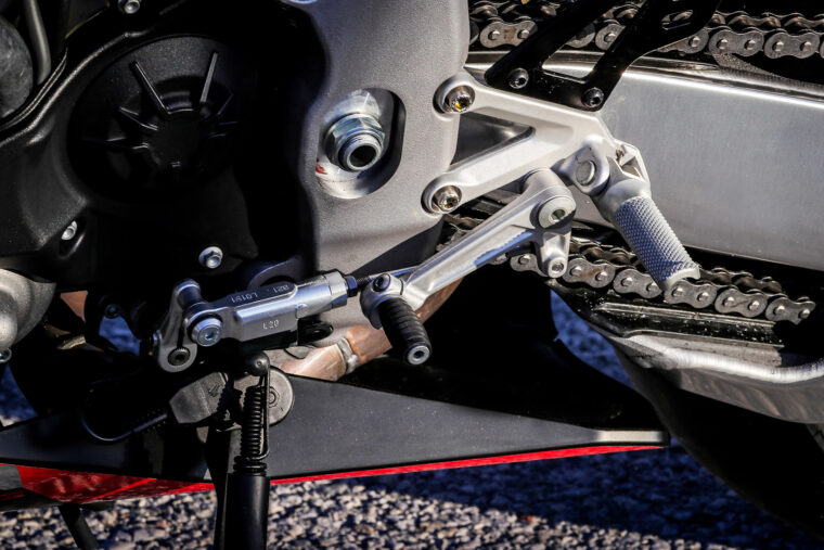 Aprilia-RSV4-Factory-2021-prueba-quickshift