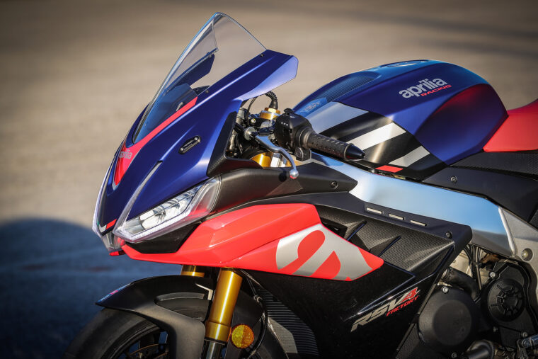 Aprilia-RSV4-Factory-2021-prueba-style
