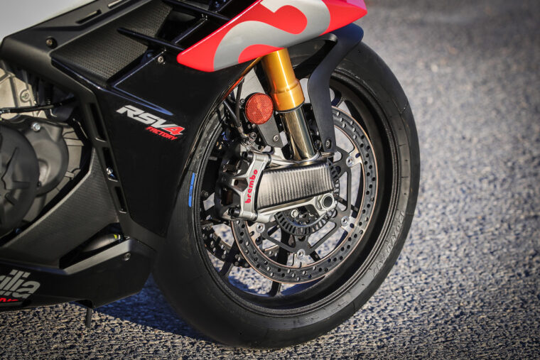 Aprilia-RSV4-Factory-2021-prueba-toberas-frenos