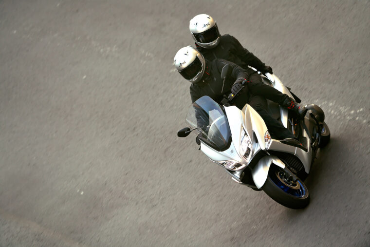 Suzuki-Burgman-400-2021-accion (1)