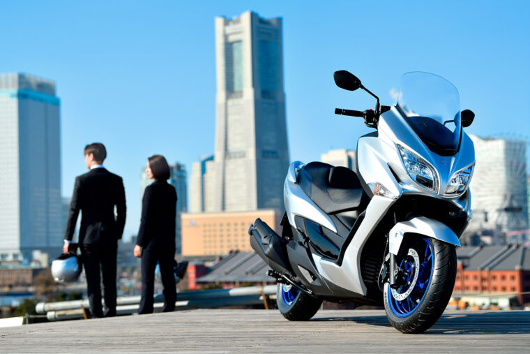 Suzuki-Burgman-400-2021-accion (4)