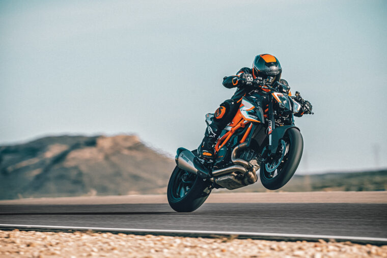 BikeLeaks. Brabus 1300 R, la KTM 1290 Super Duke RR que será la primera moto del famoso preparador alemán 4 KTM 1290 Super Duke RR 2021 (77)
