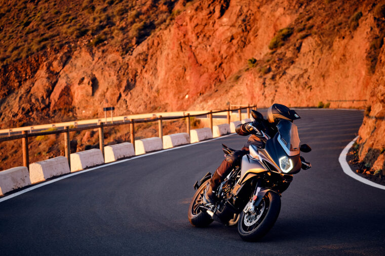 MV-Agusta-Turismo-Veloce-800-Lusso-2021-accion (16)