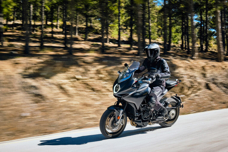 MV-Agusta-Turismo-Veloce-800-Lusso-2021-accion (29)