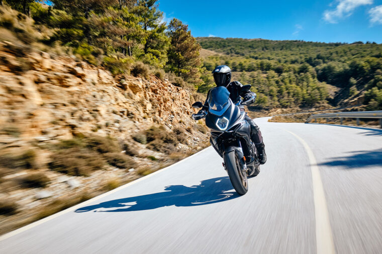 MV-Agusta-Turismo-Veloce-800-Lusso-2021-accion (31)