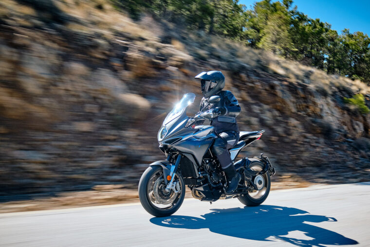 MV-Agusta-Turismo-Veloce-800-Lusso-2021-accion (33)