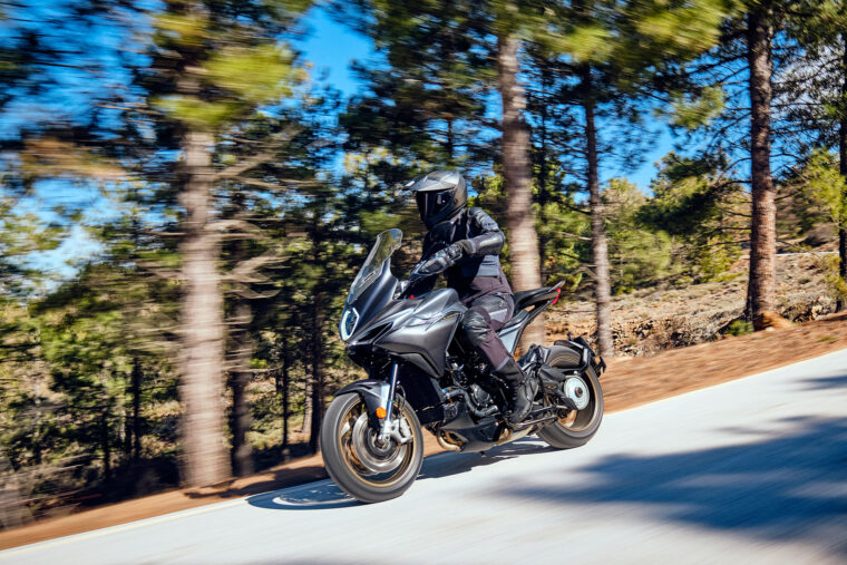 MV-Agusta-Turismo-Veloce-800-Lusso-2021-accion (35)