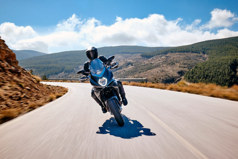 MV-Agusta-Turismo-Veloce-800-Lusso-2021-accion (37)