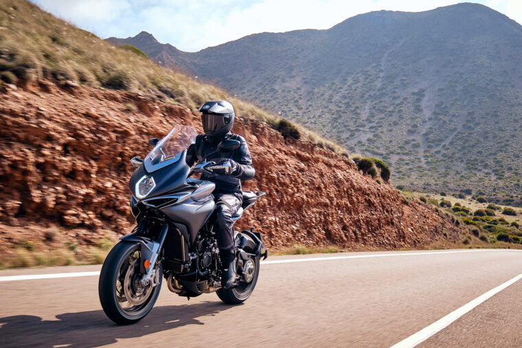 MV-Agusta-Turismo-Veloce-800-Lusso-2021-accion (44)