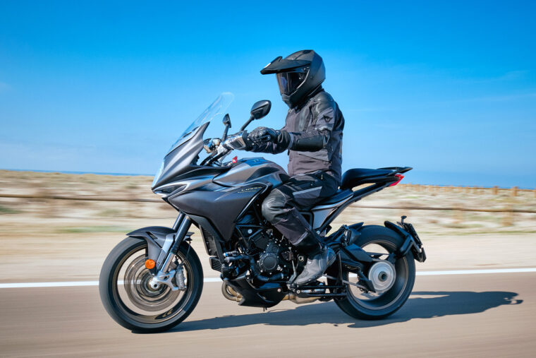 MV-Agusta-Turismo-Veloce-800-Lusso-2021-accion (46)