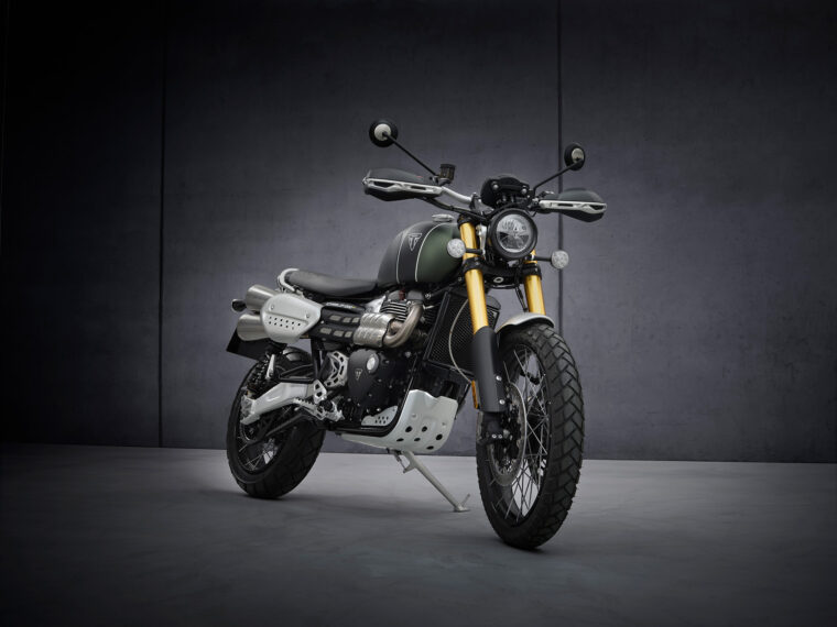 Triumph-Scrambler-1200-XE-2021-estudio-2
