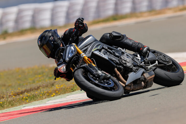 Triumph-Speed-Triple-1200-RS-2021-prueba-circuito-10