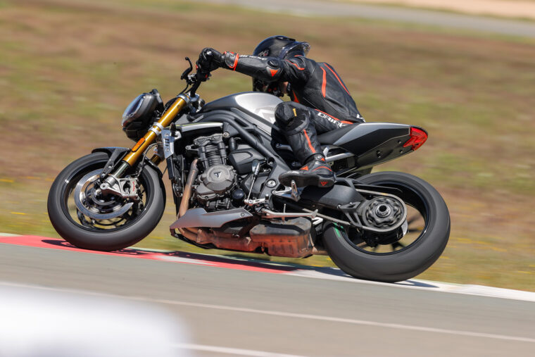 Triumph-Speed-Triple-1200-RS-2021-prueba-circuito-11