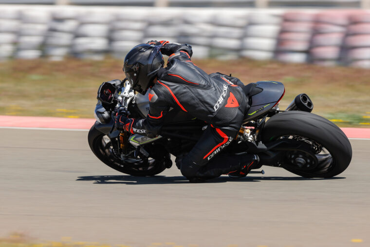 Triumph-Speed-Triple-1200-RS-2021-prueba-circuito-13