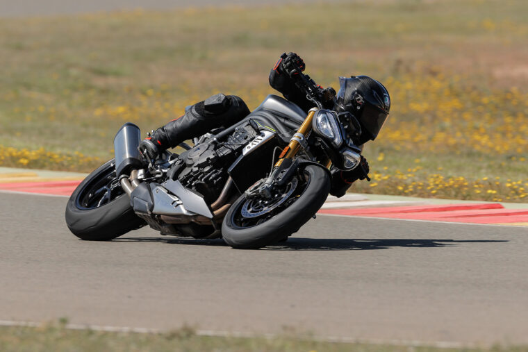 Triumph-Speed-Triple-1200-RS-2021-prueba-circuito-2