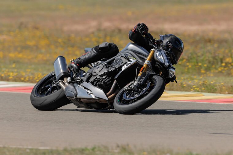 Triumph-Speed-Triple-1200-RS-2021-prueba-circuito-3