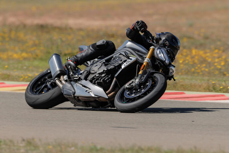 Triumph-Speed-Triple-1200-RS-2021-prueba-circuito-4