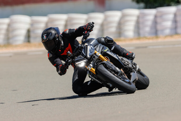 Triumph-Speed-Triple-1200-RS-2021-prueba-circuito-7
