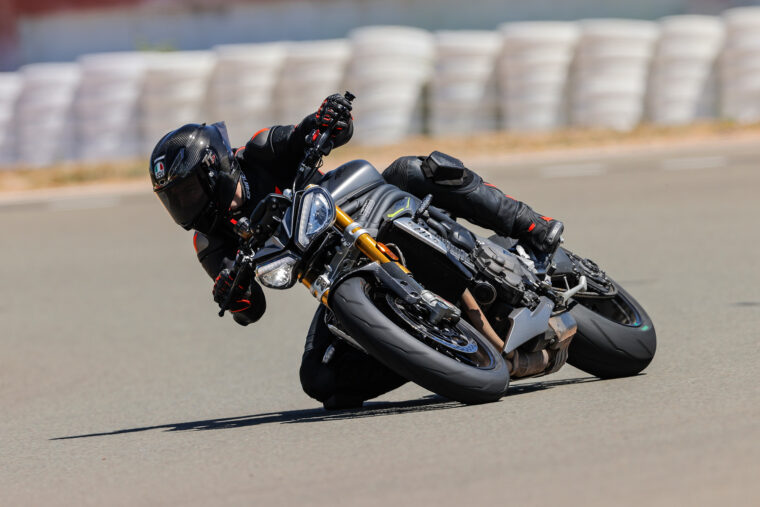 Triumph-Speed-Triple-1200-RS-2021-prueba-circuito-9