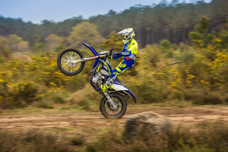 Sherco-450-SEF-Factory-2022-enduro-accion (1)
