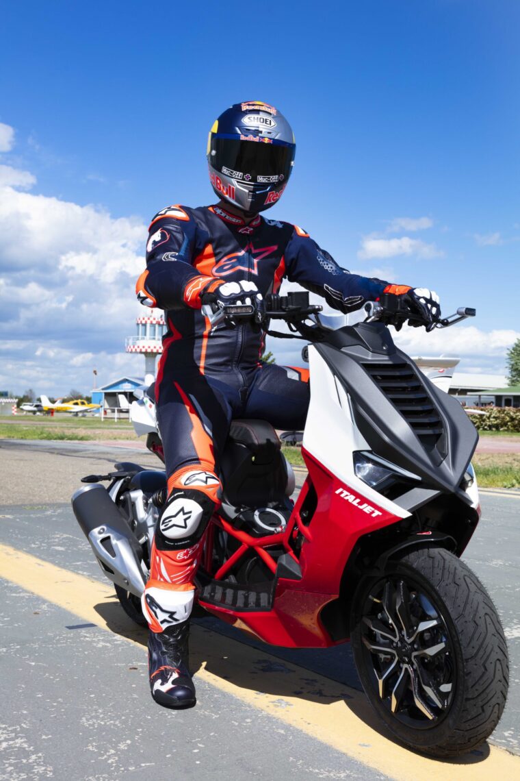 Italjet Dragster 125/200 2022: El excéntrico scooter llega en diciembre 6 Italjet Dragster Andrea Dovizioso (2)